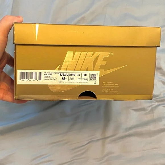 Nike Black and Gold Sneakers High-Top Design - Picture 9 of 10